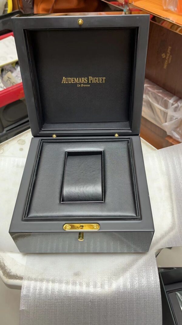 Audemars Piguet Wooden box Include all documents Card