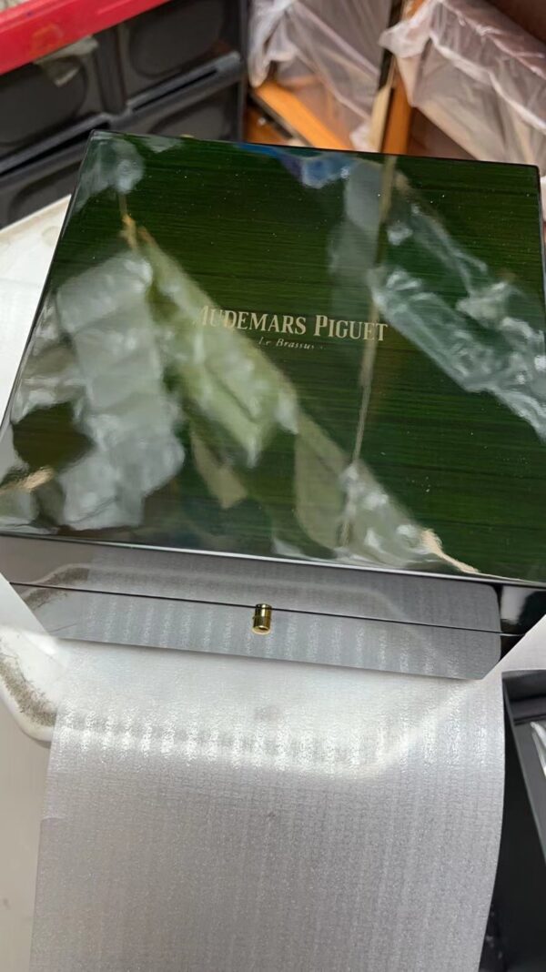 Audemars Piguet Wooden box Include all documents Card